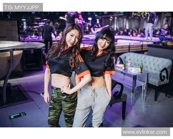 足球明星携手女友出席盛典引发媒体热议与粉丝关注